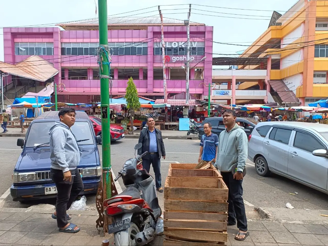 Pastikan Batas, Lindungi Hak!
Tim Carano Lawfirm turun langsung ke lapangan bersama ATR BPN, melakukan pengembalian batas tanah di kawasan Pasar Raya Padang.